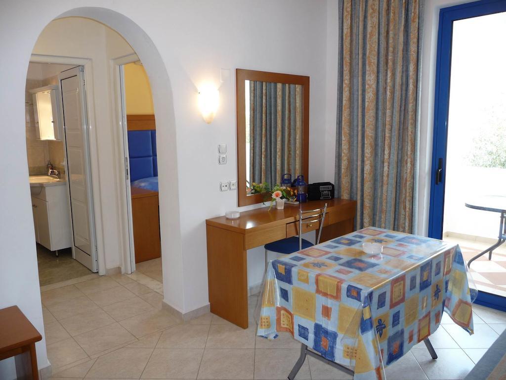 Irinoula Apartments Livadia  Oda fotoğraf