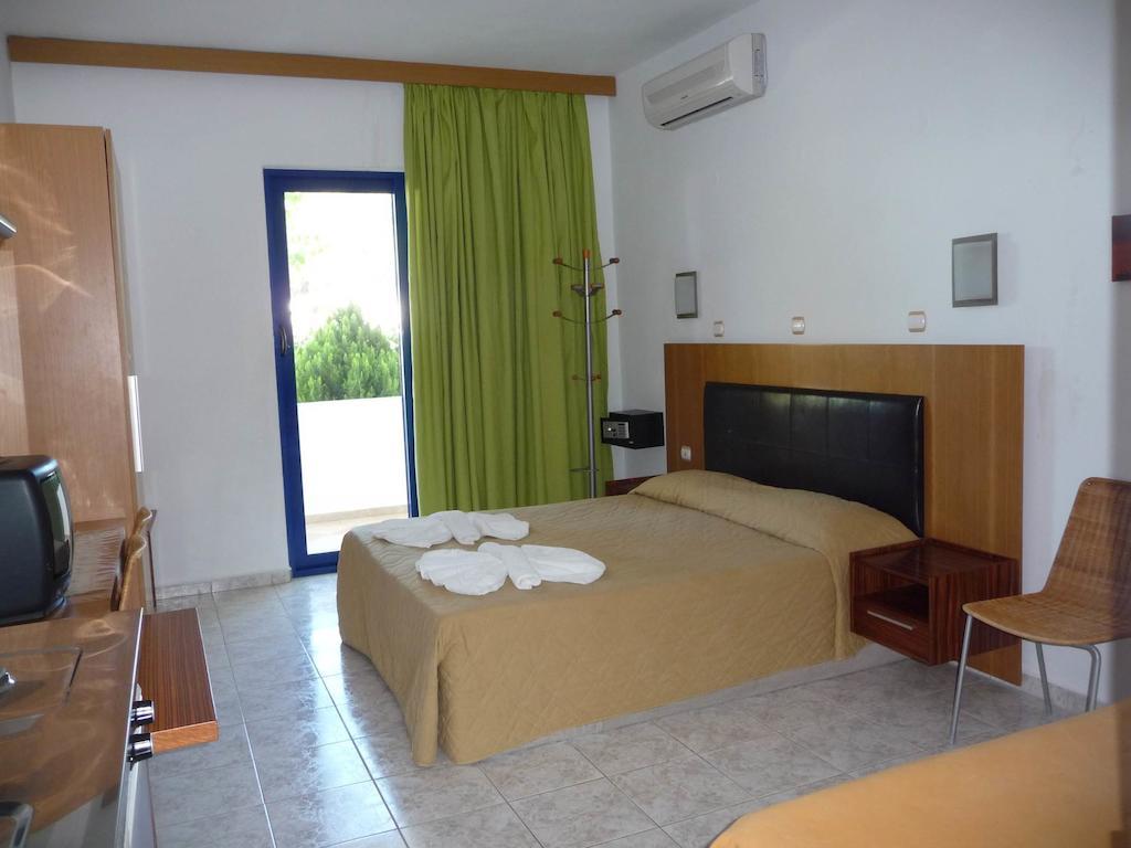 Irinoula Apartments Livadia  Oda fotoğraf
