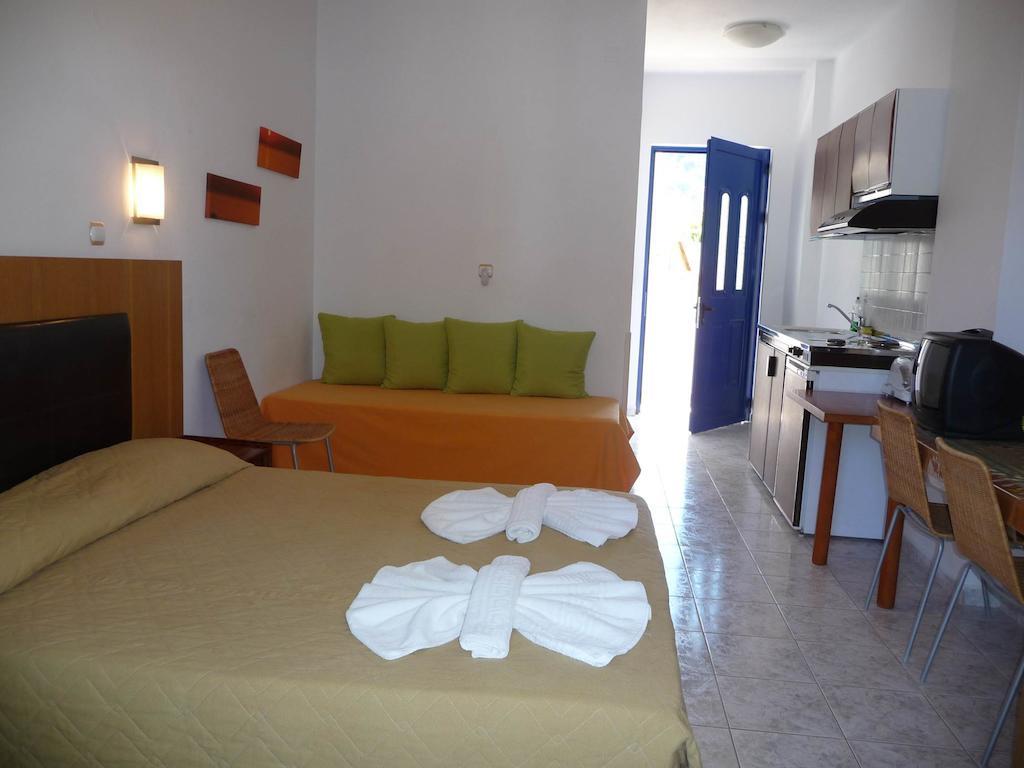 Irinoula Apartments Livadia  Oda fotoğraf