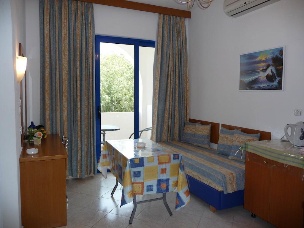 Irinoula Apartments Livadia  Oda fotoğraf